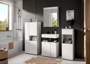 Moderne Badkombination mit weißem Hochglanz-Finish, bestehend aus einem Waschbeckenunterschrank, einem hohen Schrank und einem Spiegelschrank, in einem stilvollen Badezimmer mit grauer Wand und Fensterblick.