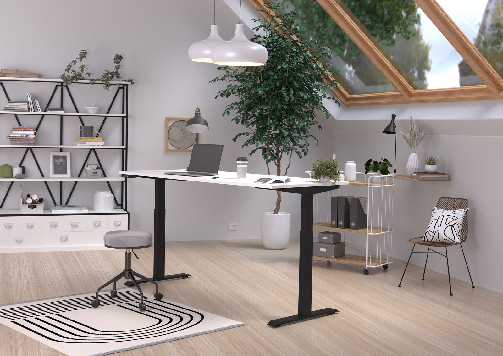 Moderner höhenverstellbarer E-Schreibtisch in einem stilvollen, hellen Raum mit Dachfenster, Pflanzen und minimalistischer Dekoration, seitliche Perspektive.