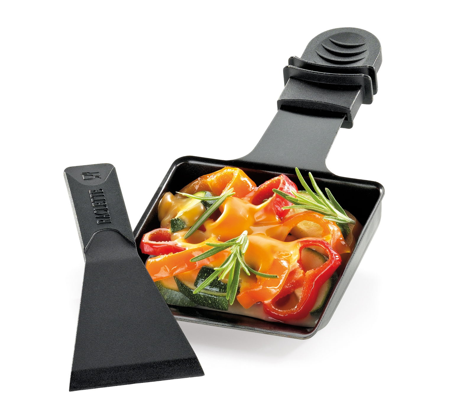 Raclettepfännchen mit Schaber, gefüllt mit geschmolzenem Käse und Gemüse, aus der Vogelperspektive