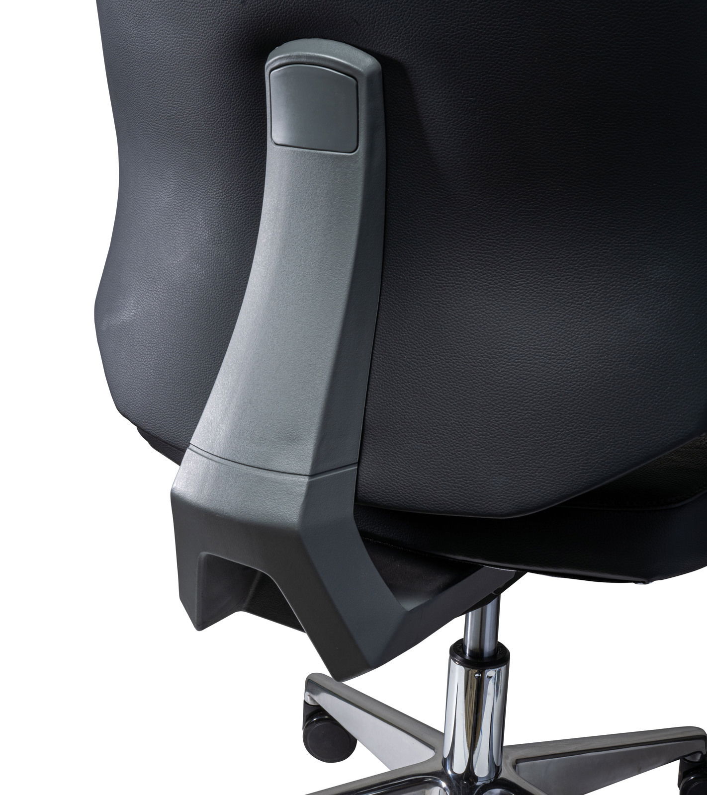 Rückansicht eines Chefsessels mit schwarzer Polsterung und verstellbarer Rückenlehne, auf einem verchromten Drehfuß mit Rollen.