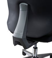 Rückansicht eines Chefsessels mit schwarzer Polsterung und verstellbarer Rückenlehne, auf einem verchromten Drehfuß mit Rollen.