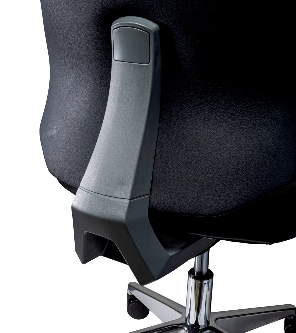 Rückansicht eines Chefsessels mit schwarzer Polsterung und verstellbarer Rückenlehne, auf einem verchromten Drehfuß mit Rollen.