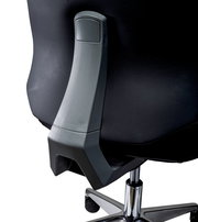 Rückansicht eines Chefsessels mit schwarzer Polsterung und verstellbarer Rückenlehne, auf einem verchromten Drehfuß mit Rollen.