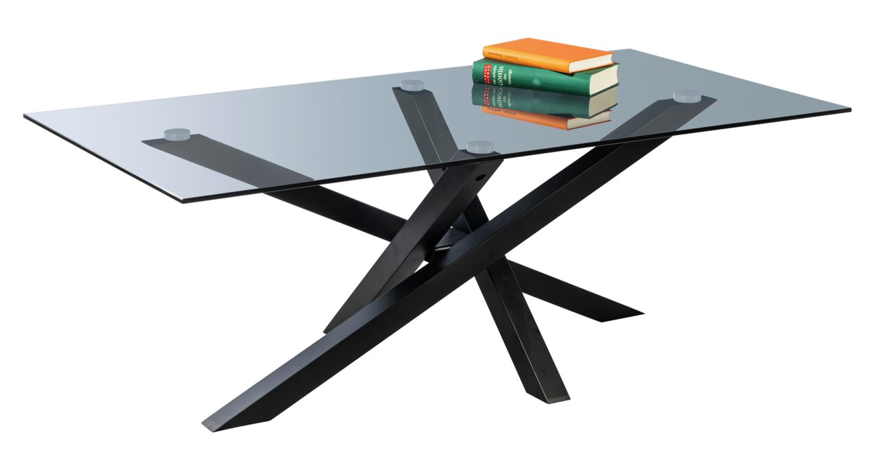 Moderner Couchtisch mit Glasplatte und schwarzem Metallgestell, seitliche Perspektive.