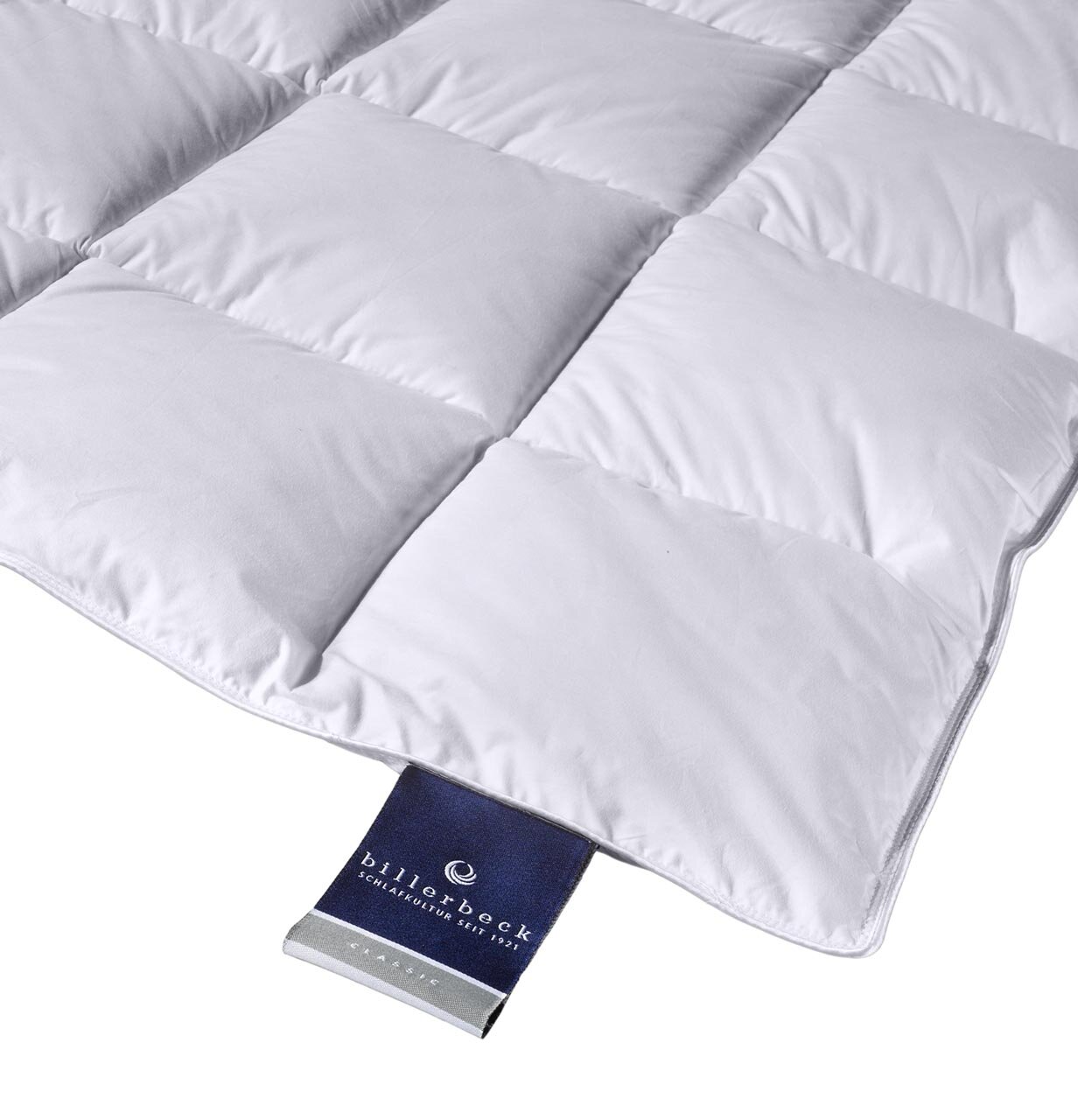 Daunendecke Light in Nahaufnahme, zeigt die weiche, gesteppten Oberfläche und das Etikett von billerbeck.