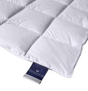 Daunendecke Light in Nahaufnahme, zeigt die weiche, gesteppten Oberfläche und das Etikett von billerbeck.