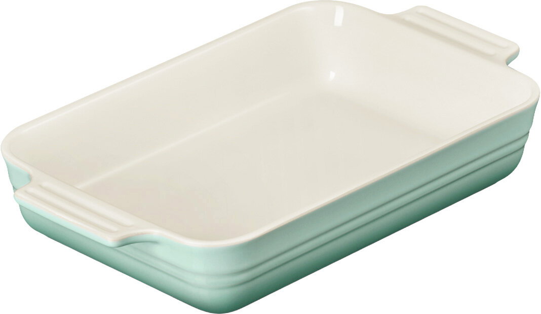 Rechteckige Keramik-Auflaufform in Mintgrün mit cremefarbener Innenfläche und seitlichen Griffen, schräg von oben in 3/4-Perspektive freigestellt