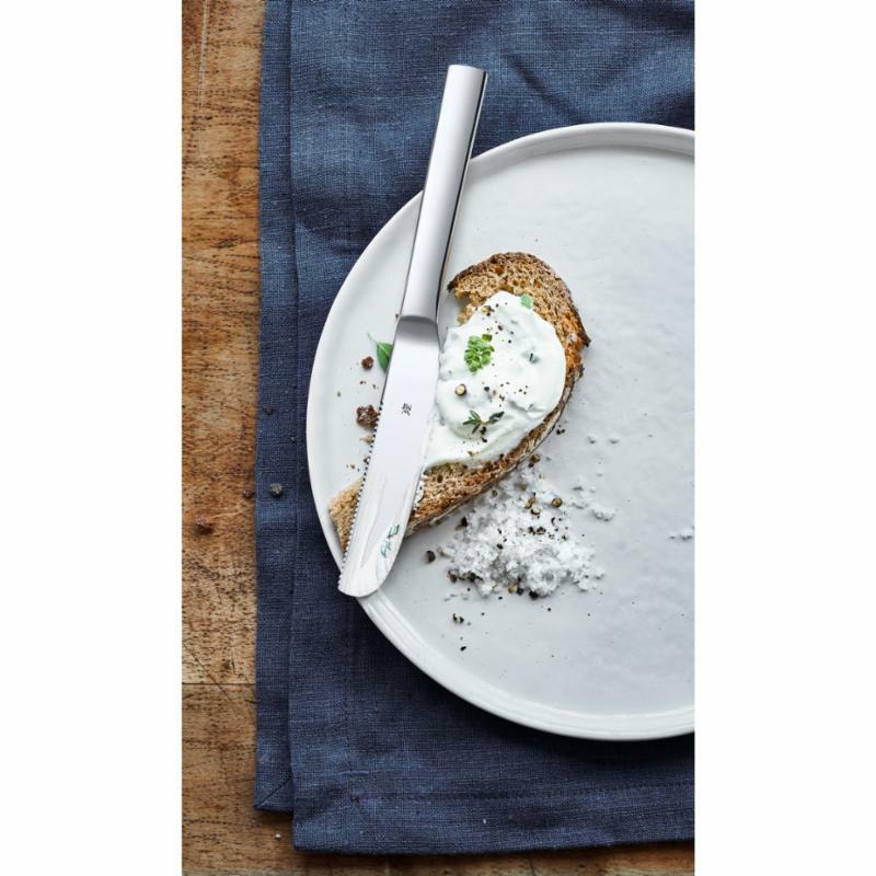 Brunchmesser auf einem Teller mit Brot und Frischkäse aus der Vogelperspektive