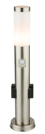 Moderne Edelstahl-Außenleuchte mit zylindrischem Design, Bewegungsmelder und Steckdosen, frontal abgebildet.