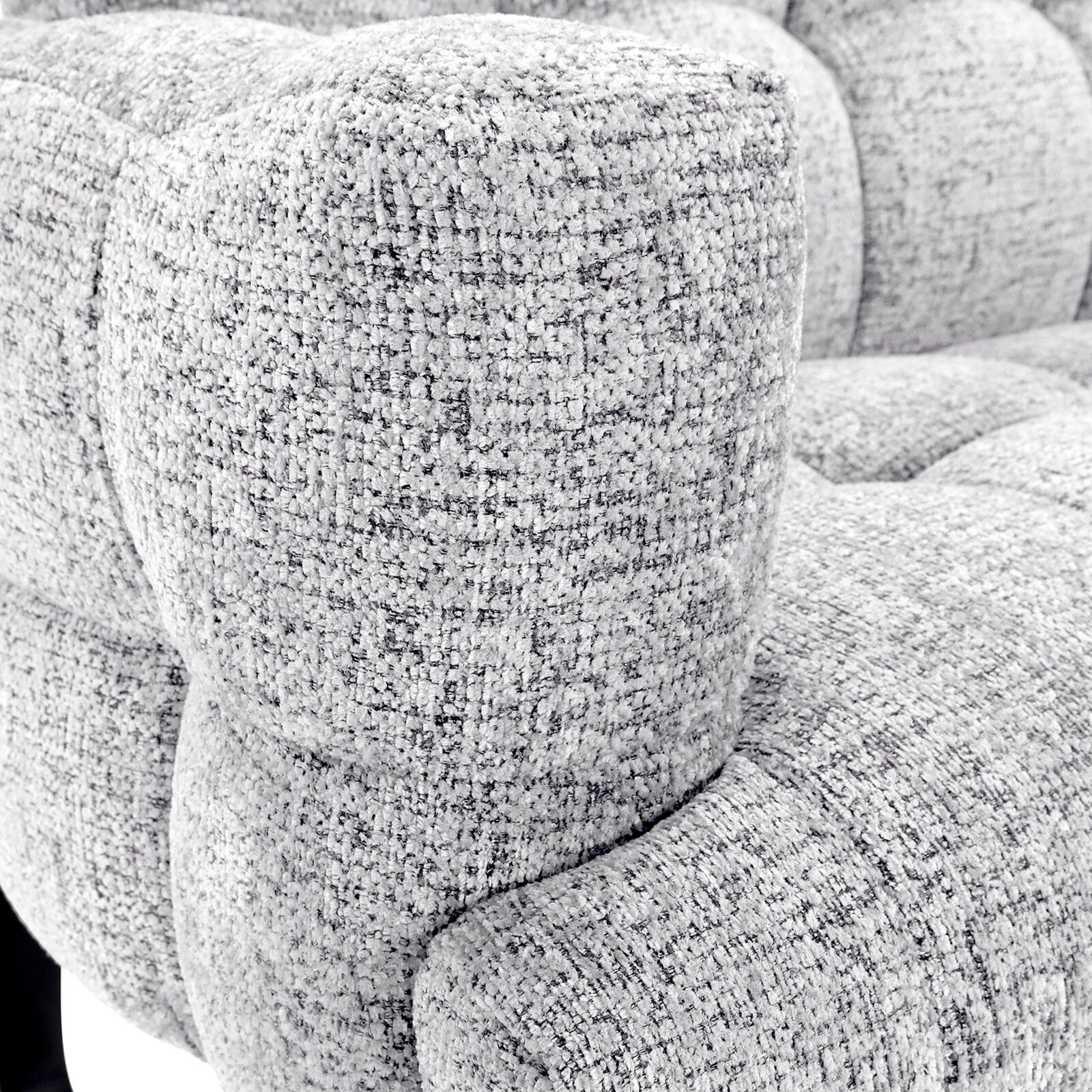 Detailopname vanuit schuin vooraanzicht van een lichtgrijze gemêleerde stoffen fauteuil met zacht afgeronde armleuning en royale zitting