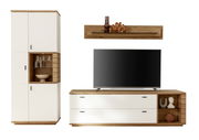 Frontale Ansicht der Wandkombination Novel Manitoba mit weißem und holzfarbenem Design, bestehend aus einem hohen Schrank, einem TV-Board und einem Wandregal.