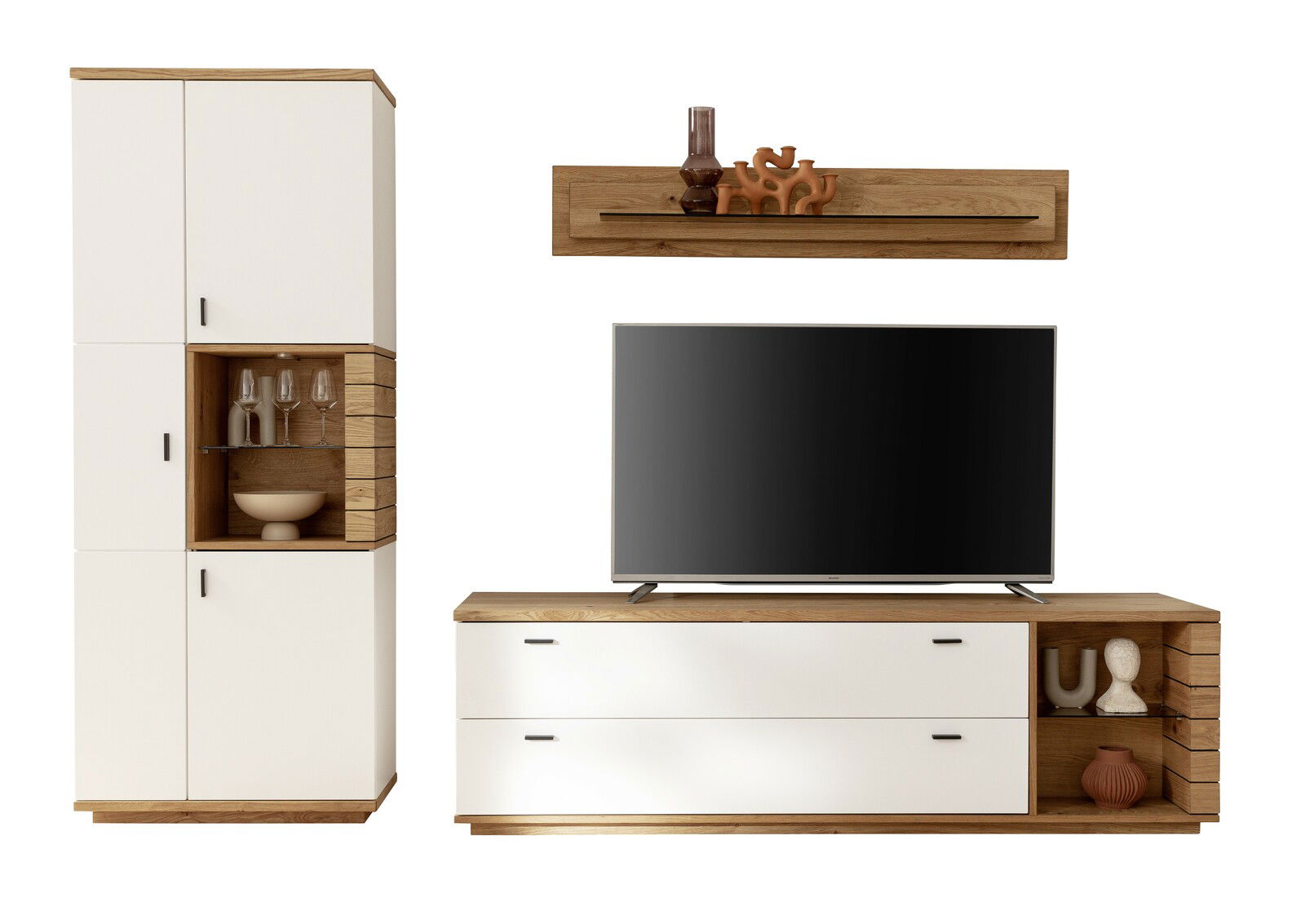 Frontale Ansicht der Wandkombination Novel Manitoba mit weißem und holzfarbenem Design, bestehend aus einem hohen Schrank, einem TV-Board und einem Wandregal.