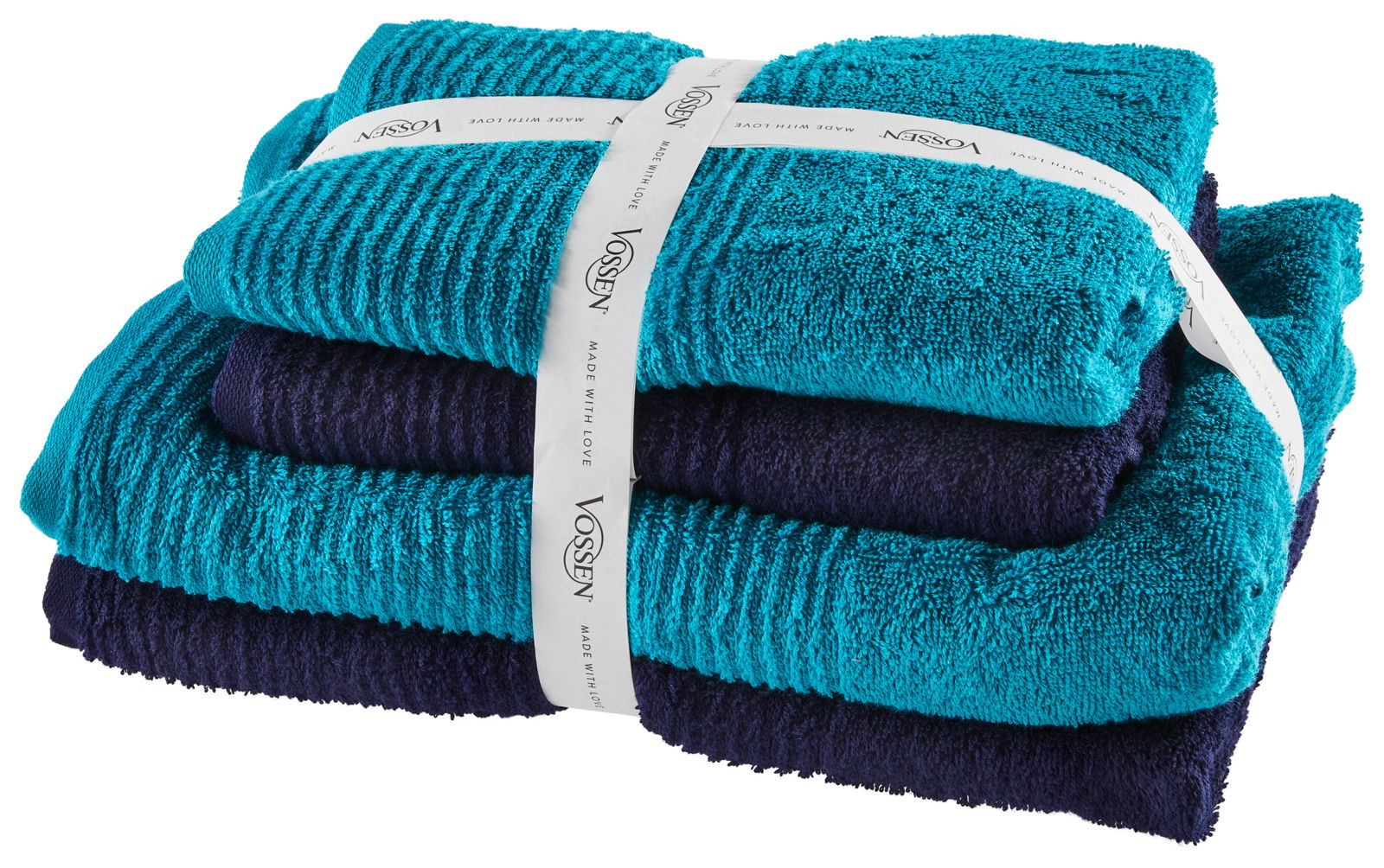 Ein Stapel aus vier Handtüchern in Türkis und Dunkelblau, gebunden mit einem weißen Band mit der Aufschrift 'Vossen', aus einer seitlichen Perspektive fotografiert.