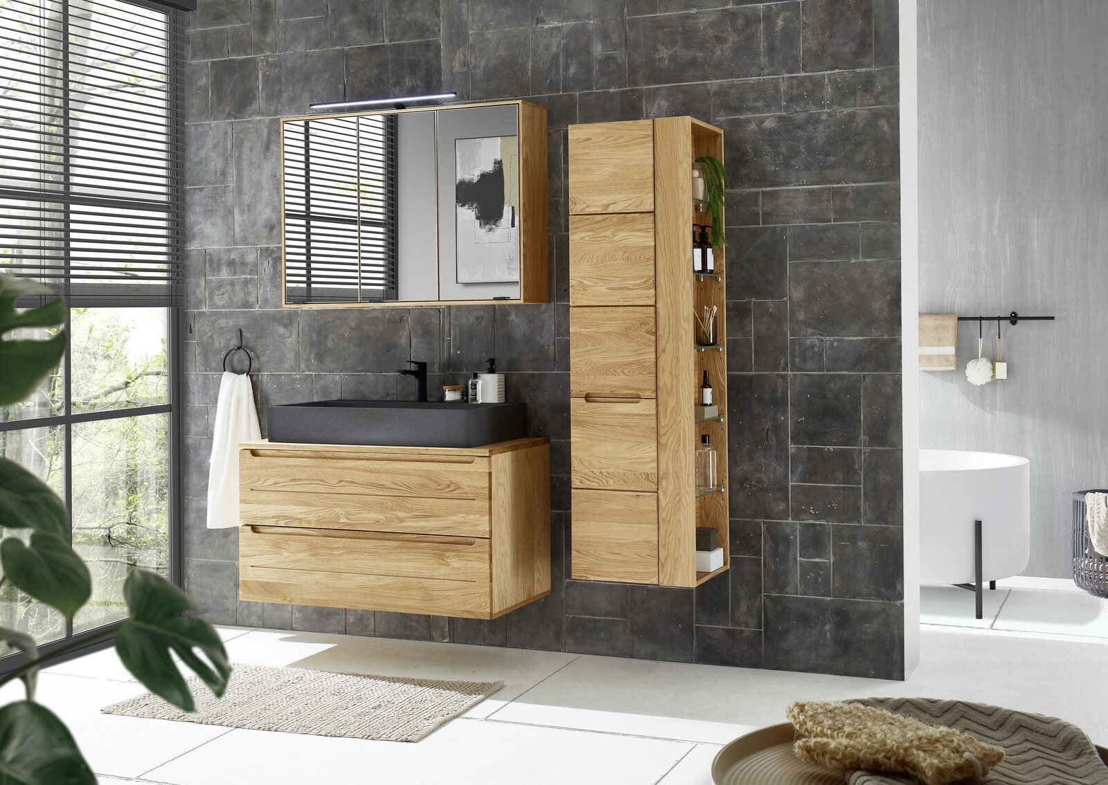 Linea Natura Waschtischunterschrank ALBANY Moderner Waschtischunterschrank aus Holz mit schwarzem Waschbecken, frontal fotografiert in einem stilvollen Badezimmer.