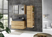 Moderner Waschtischunterschrank aus Holz mit schwarzem Waschbecken, frontal fotografiert in einem stilvollen Badezimmer.