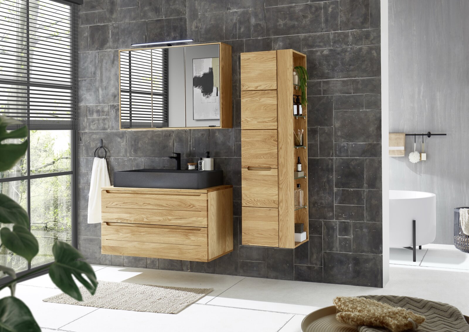 Linea Natura Waschtischunterschrank ALBANY Moderner Waschtischunterschrank aus Holz mit schwarzem Waschbecken, frontal fotografiert in einem stilvollen Badezimmer.