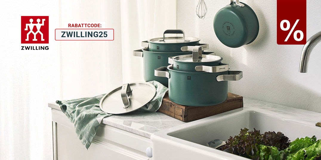 Helle, minimalistische Küche mit weißen Schränken, Spüle und grünem Kochgeschirr in ruhiger Atmosphäre.