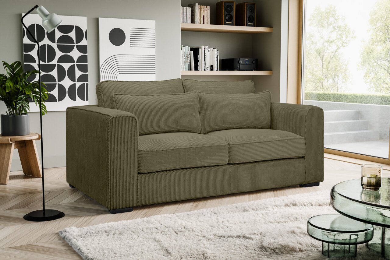 Olivgrünes 2-Sitzer-Sofa mit Cordbezug und breiten Armlehnen im modernen Wohnzimmer, frontale leicht seitliche Perspektive.