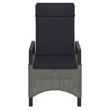 Gartensessel aus Rattan mit dunklen Kissen, Vorderansicht