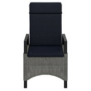 Gartensessel aus Rattan mit dunklen Kissen, Vorderansicht