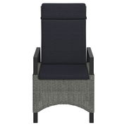 Gartensessel aus Rattan mit dunklen Kissen, Vorderansicht