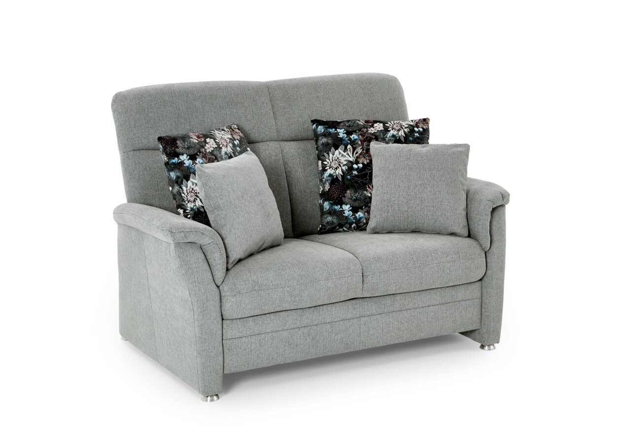 Graues 2er-Sofa mit floral gemusterten Kissen, seitliche Perspektive