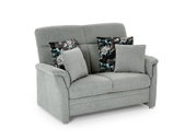 Graues 2er-Sofa mit floral gemusterten Kissen, seitliche Perspektive