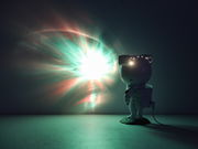 Astronautenfigur mit LED-Lichtprojektion an der Wand, seitliche Perspektive