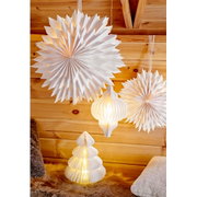 Papier-Micro-LED-Baum und hängende Papierlaternen in einem gemütlichen Raum mit Holzverkleidung, seitliche Perspektive