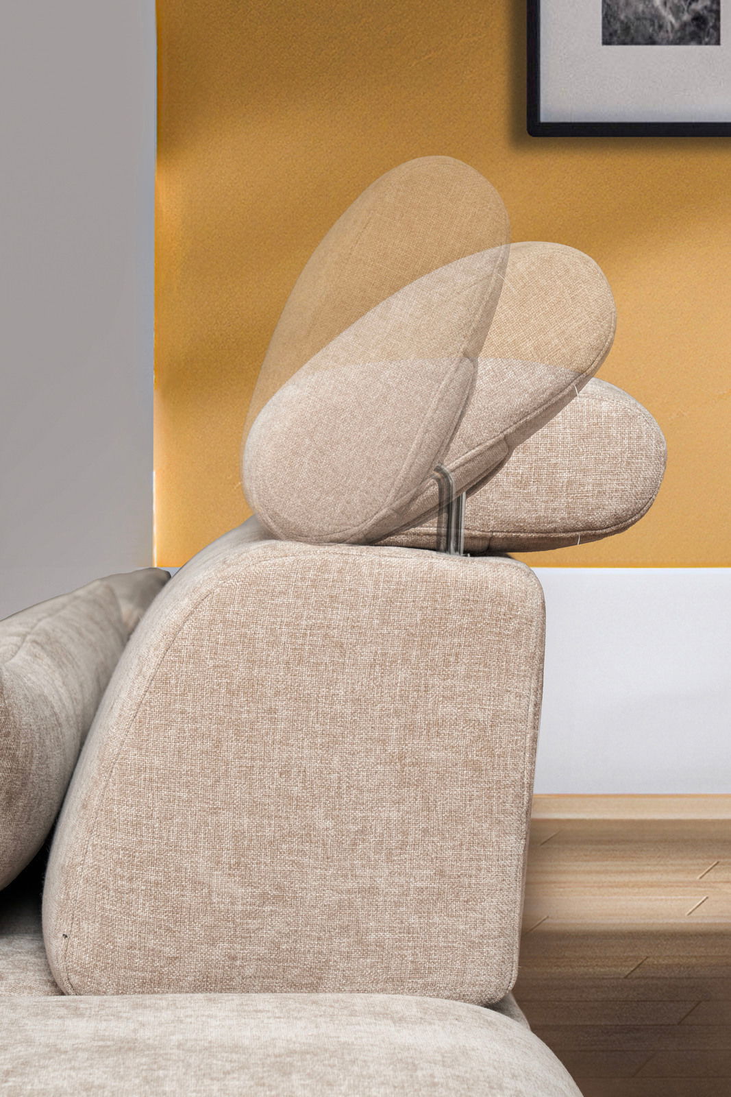 Seitliche Ansicht einer beigen Rundecke mit verstellbarer Kopfstütze vor einer gelben Wand.