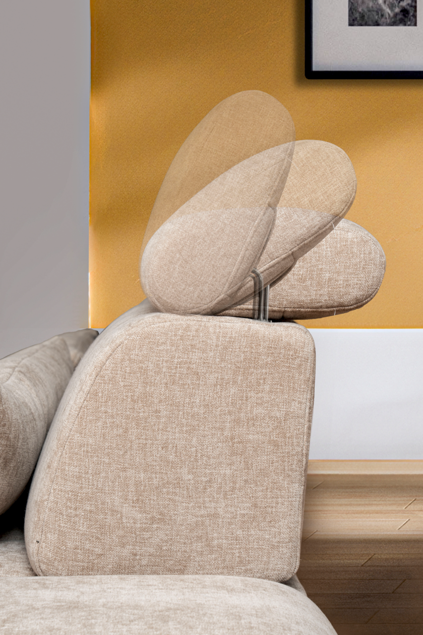 Seitliche Ansicht einer beigen Rundecke mit verstellbarer Kopfstütze vor einer gelben Wand.