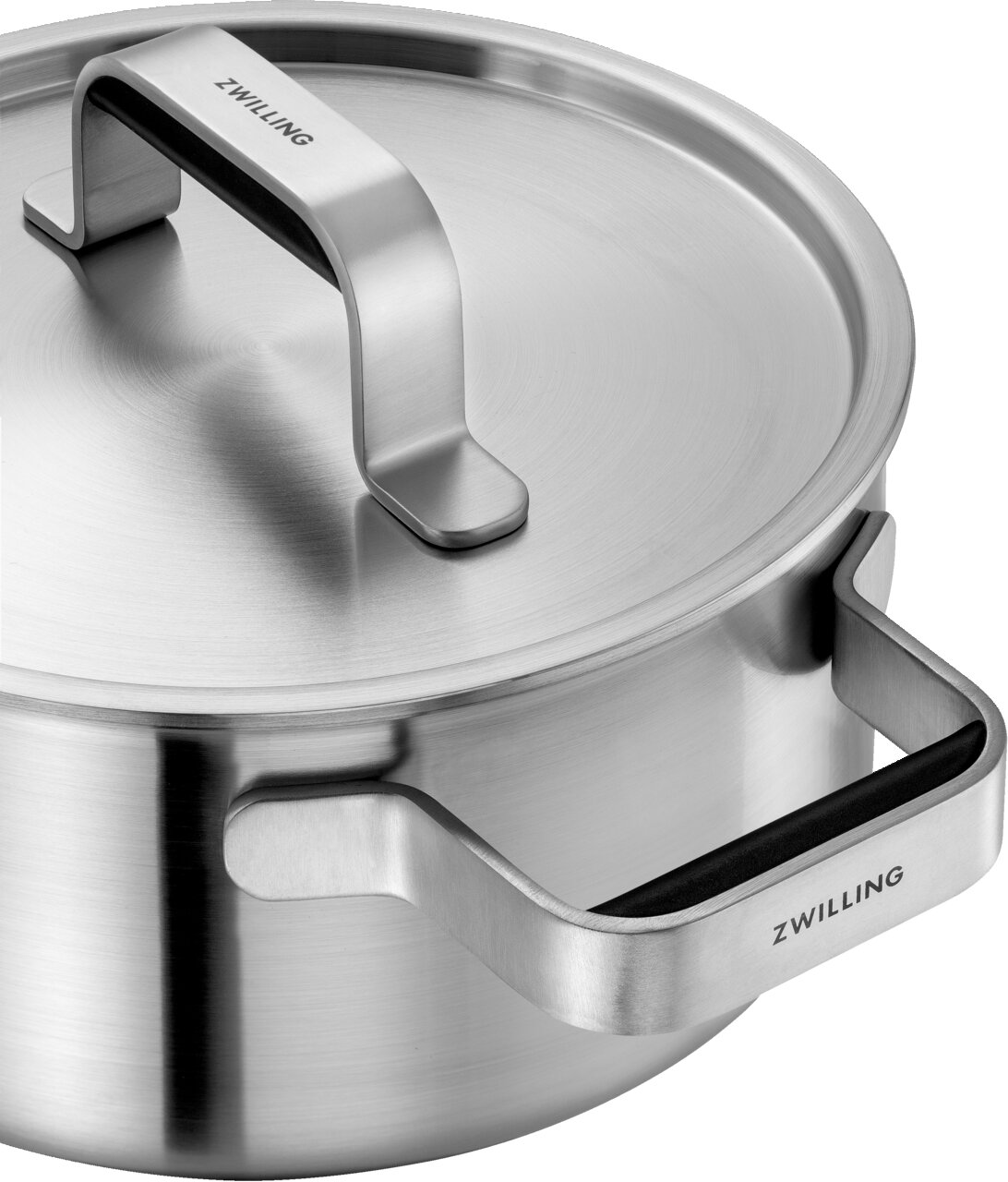 Nahaufnahme eines Edelstahltopfs mit Deckel und Griffen, Marke ZWILLING, aus der Vogelperspektive.