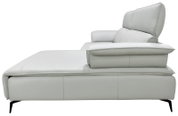 Zijaanzicht van een moderne witte leren chaise longue met verstelbare hoofdsteun, royale kussens en slanke zwarte poten