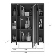 Frontale Ansicht eines schwarzen Badezimmerschranks mit drei Regalböden, gefüllt mit verschiedenen Pflegeprodukten und Accessoires. Maße: 70 cm hoch, 60 cm breit, 18 cm tief.