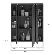 Frontale Ansicht eines schwarzen Badezimmerschranks mit drei Regalböden, gefüllt mit verschiedenen Pflegeprodukten und Accessoires. Maße: 70 cm hoch, 60 cm breit, 18 cm tief.