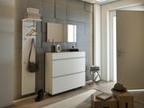 Moderner Eingangsbereich mit Garderobenset, bestehend aus einem weißen Schrank mit drei Schubladen und einer Wandgarderobe mit Haken und Ablage, seitliche Perspektive.