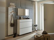 Moderner Eingangsbereich mit Garderobenset, bestehend aus einem weißen Schrank mit drei Schubladen und einer Wandgarderobe mit Haken und Ablage, seitliche Perspektive.