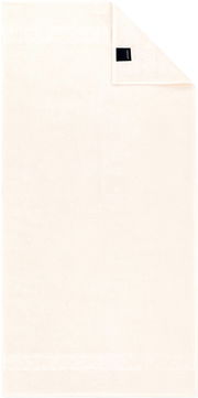 Cremefarbenes Joop! Handtuch mit eingewebtem Logo-Bordürenstreifen und schwarzem Markenlabel, flach ausgebreitet in Draufsicht (Top-Down) auf weißem Hintergrund, Ecke umgeschlagen