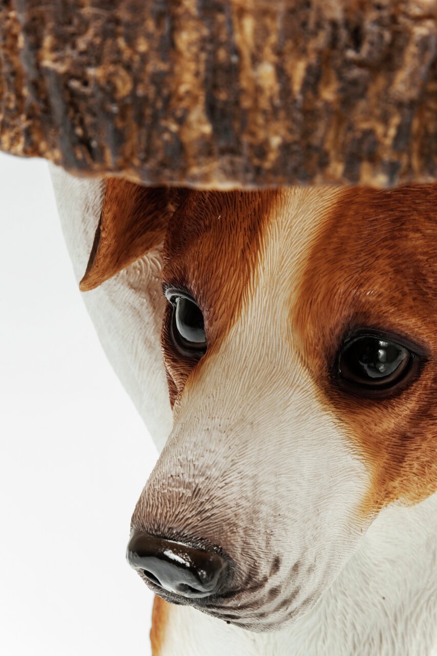 Nahaufnahme eines Beistelltisches mit Hundemotiv, Perspektive von vorne.