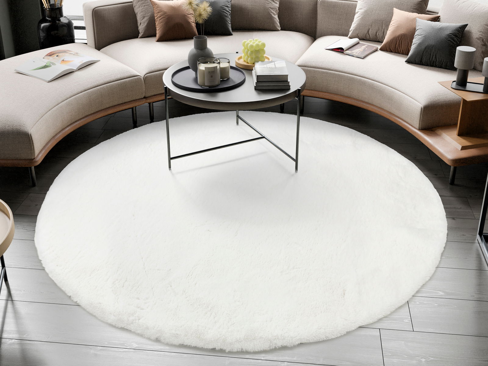 Runder weißer Fellteppich in einem modernen Wohnzimmer, umgeben von einem geschwungenen Sofa und einem runden Couchtisch, aus der Vogelperspektive betrachtet.
