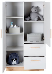 Weißer Beistellschrank mit offenen Türen, gefüllt mit Spielzeug und Aufbewahrungsboxen, aus frontaler Perspektive