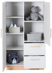 Weißer Beistellschrank mit offenen Türen, gefüllt mit Spielzeug und Aufbewahrungsboxen, aus frontaler Perspektive