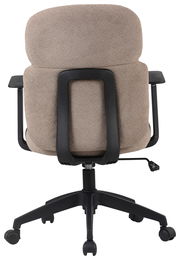 Rückansicht eines beige gepolsterten Drehstuhls mit schwarzen Armlehnen und Rollen.