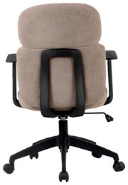 Rückansicht eines beige gepolsterten Drehstuhls mit schwarzen Armlehnen und Rollen.