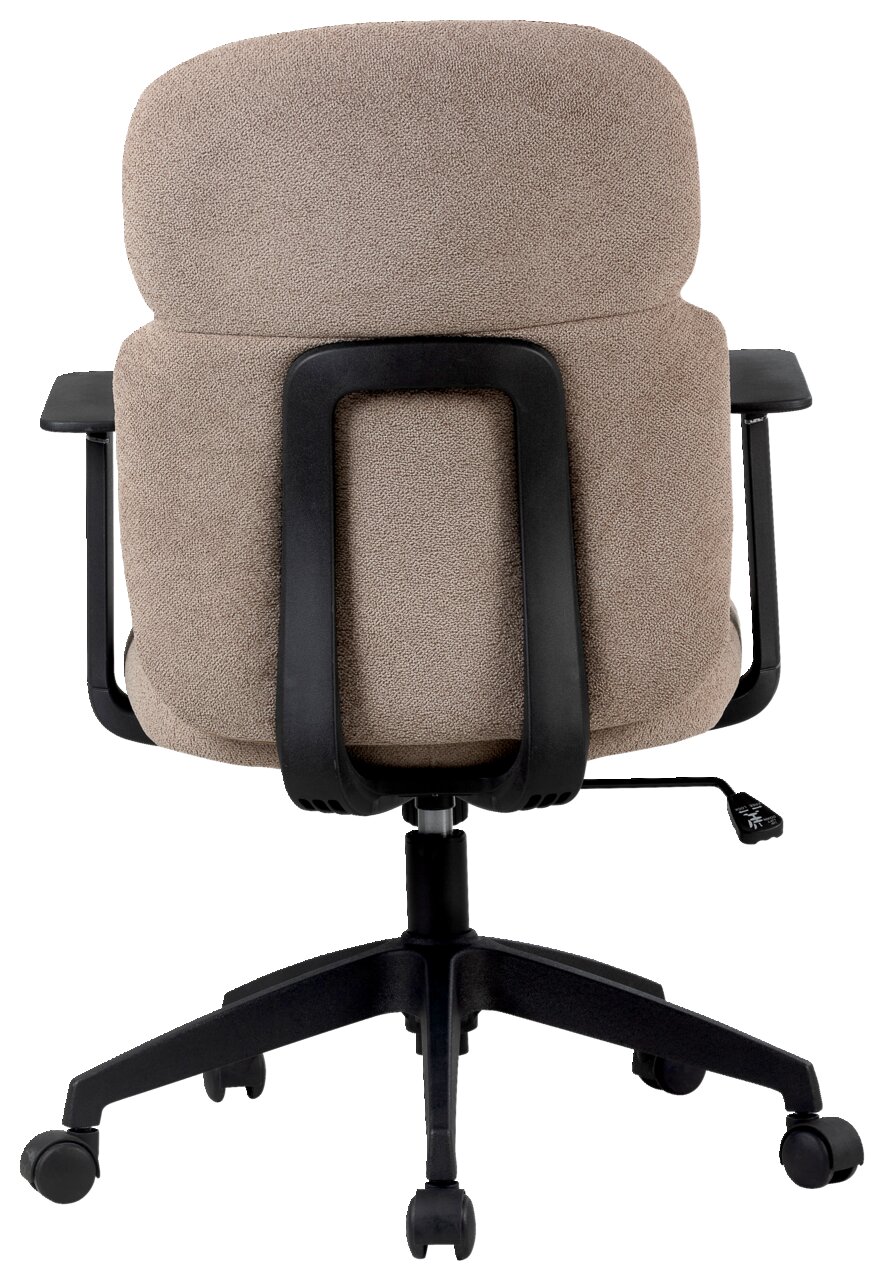 Rückansicht eines beige gepolsterten Drehstuhls mit schwarzen Armlehnen und Rollen.