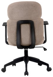 Rückansicht eines beige gepolsterten Drehstuhls mit schwarzen Armlehnen und Rollen.
