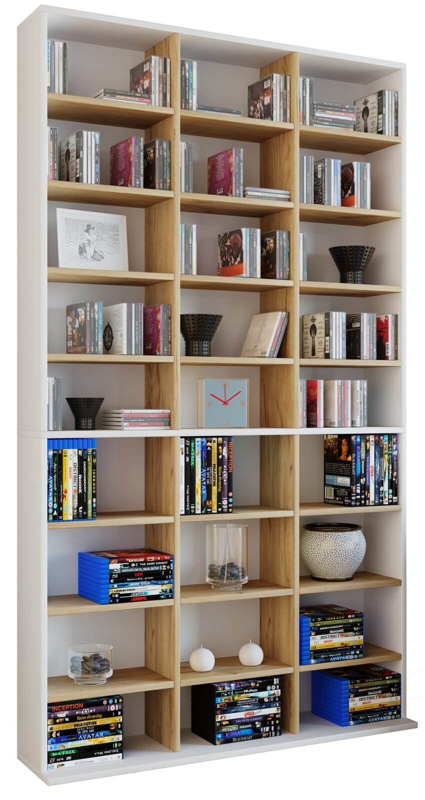 Großes modernes Regal/Bücherregal in Weiß mit Eiche-Optik, viele offene Fächer mit Büchern, CDs und Deko, freigestellt auf weißem Hintergrund, Perspektive: leicht schräg von vorne links.
