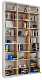 Großes modernes Regal/Bücherregal in Weiß mit Eiche-Optik, viele offene Fächer mit Büchern, CDs und Deko, freigestellt auf weißem Hintergrund, Perspektive: leicht schräg von vorne links.