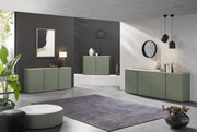 Modernes Wohnzimmer mit drei olivgrünen Sideboards mit Holzoberplatte vor dunkler und heller Wand, dekoriert mit Lampe, Vasen, Büchern und Spiegel; Perspektive: frontale Weitwinkelansicht leicht von links.