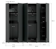 Schwarzer Kleiderschrank mit drei Türen, geöffnet, mit Maßangaben (ca. 200 x 180 x 52 cm) und Innenaufteilung mit Fächern und Kleiderstangen; Perspektive: Frontalansicht.